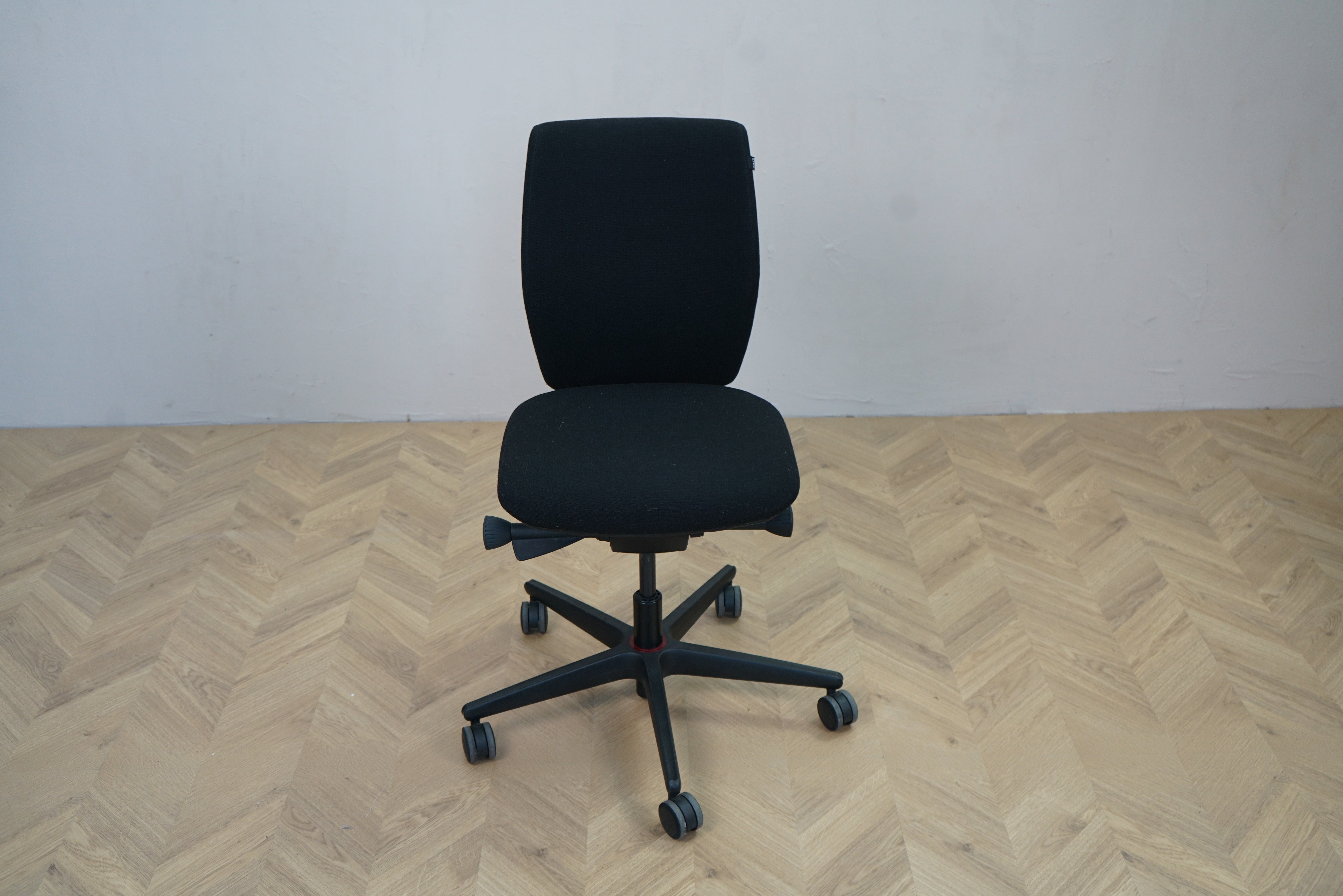 Savo Soul kontorstol i sort Fame set forfra med gummibanehjul